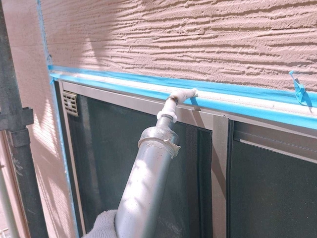 窓枠と外壁の境目をコーキング